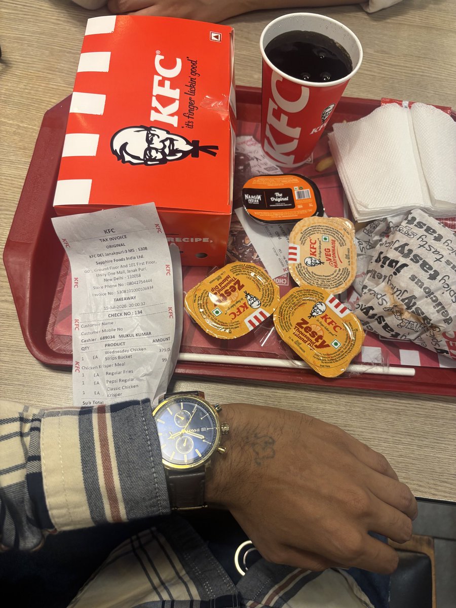 reach_kumar07's tweet photo. Dear @KFC_India, disappointed with my experience at KFC Janakpuri. Staff said only Cash/UPI was accepted and refused card/gift card payment. it was served after 17 minutes. When I asked about the 7-minute Free Chicken policy, they behaved rudely and said “there is no such policy https://t.co/7hK9dttF3F