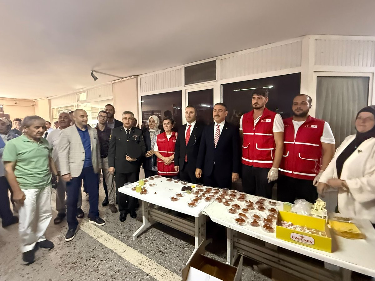 Akbakirkoy's tweet photo. Bakırköy Kaymakamlığımızca düzenlenen 15 Temmuz Demokrasi ve Millî Birlik Günü Şehitleri Anma Programı kapsamında; Baruthane Şehitliği'nde gerçekleştirilen Şehitlik Kabir Ziyareti'ne, İlçe Başkanımız Av. Ahmet Faruk Kuran, Bakırköy Kaymakamımız ve teşkilat mensuplarımızla birlikte iştirak ettik.

Aziz şehitlerimizi rahmet, minnet ve dualarla yâd ederek birlik ve beraberliğimizin daim olması için niyazda bulunduk. 

Anma programı, Çarşı Camii'nde gerçekleştirilen Kur'an-ı Kerim Tilaveti ve Mevlid-i Şerif ile devam etti. 

Programın ardından Bakırköy Kızılay tarafından aziz şehitlerimizin hatırası için gerçekleştirilen ikram programını da ziyaret ederek hemşehrilerimizle bir araya geldik.

15 Temmuz ruhunu yaşatmaya, şehitlerimizin emanetine ve millî iradeye kararlılıkla sahip çıkmaya devam edeceğiz.

Ruhları şad, mekânları cennet olsun.

#15Temmuz #DemokrasiVeMilliİrade #AKPartiBakırköy #HerMahallesiyleBakırköy