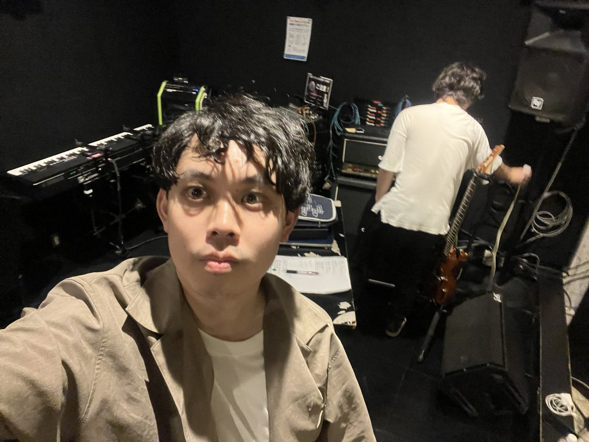 undecorate0809's tweet photo. 今日は水都音楽祭のリハーサルでした！

スタジオ246のライブでも使われてスタジオ借りて練習でした‼️

登場のSE→演奏始まり→MC→曲の流れ
全部やりました✨✨

皆さん7/21(水)絶対勝ち上がるので、
見に来て欲しいです！！

#アンデコレイト
#スタジオ246
#Lスタ
#水都音楽祭リハ https://t.co/uR4qLRNaLi