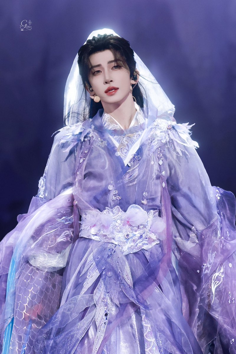 Bernoonee's tweet photo. Giống hiện thân của bình cam lộ với cành dương liễu quá hay sao ý mấy mấy con yêu quái yêu nhền nhện cứ hay bu vào để được khỏ đầu 😚 https://t.co/0yk396bDIj