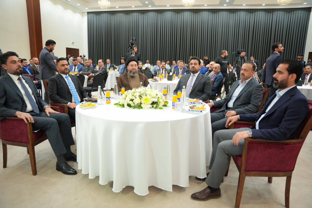 MediaEngdbs's tweet photo. محافظ الأنبار يرعى جلسة حوارية للنخب الثقافية والأكاديمية بحضور سماحة السيد عمار الحكيم

رعى محافظ الأنبار المهندس عمر مشعان دبوس، جلسة حوارية موسعة جمعت نخبة من الأكاديميين والمثقفين والإعلاميين في محافظة الأنبار، بحضور رئيس تيار الحكمة الوطني سماحة السيد عمار الحكيم، وذلك في فندق الأنبار الدولي بمدينة الرمادي، على هامش زيارته إلى المحافظة.

وتناولت الجلسة عدداً من القضايا الفكرية والوطنية التي تتصل بتعزيز الهوية الوطنية وترسيخ ثقافة الحوار والاعتدال، ودور النخب الثقافية والأكاديمية في صناعة الوعي المجتمعي، وترسيخ قيم التعايش والسلم الأهلي، فضلاً عن أهمية توظيف الطاقات العلمية والفكرية في دعم مسارات التنمية والإصلاح، وبناء مجتمع متماسك قادر على مواجهة التحديات وترسيخ ثقافة المسؤولية الوطنية.

وأكد السيد المحافظ أن المحافظة تنظر إلى النخب الفكرية والأكاديمية بوصفها شريكاً أساسياً في بناء الإنسان وتعزيز الوعي المجتمعي، وأشاد بالدور الوطني والفكري الذي يضطلع به سماحة السيد الحكيم في ترسيخ قيم الاعتدال الديني وتعزيز نهج الوسطية، بما يخدم استقرار العراق ويحافظ على تماسك نسيجه الاجتماعي.

المكتب الإعلامي لمحافظ الأنبار
الأربعاء 15 تموز 2026