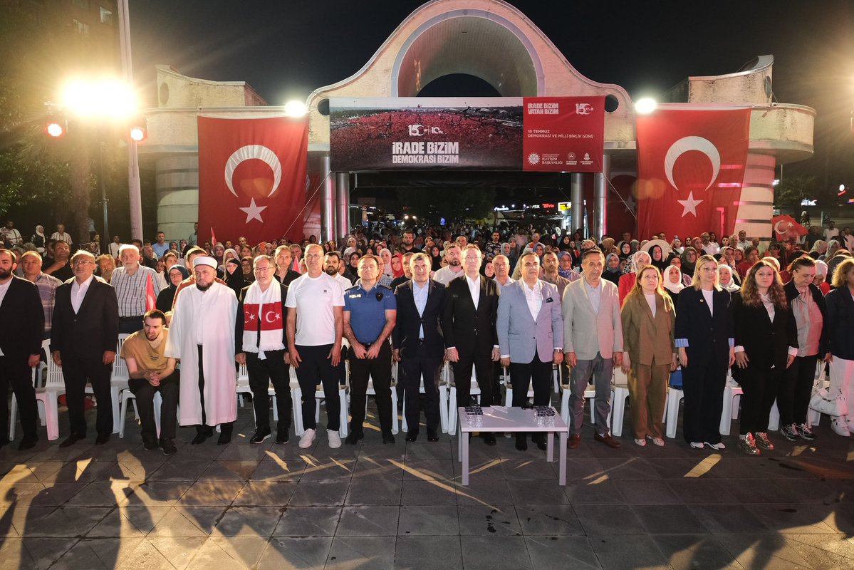 abalin's tweet photo. Sular Vadisi'nde bu gece bize uyumak yok...

Tıpkı bundan 10 yıl önce, 15 Temmuz gecesinde olduğu gibi; bugün de aynı inançla, aynı kararlılıkla, omuz omuza, yan yanayız.
Sular Vadisi'nde kıymetli komşularımızla bir araya gelerek, milletimizin destan yazdığı o kutlu direnişi bir kez daha yâd ediyor; milli iradeye sahip çıkma destanımızı hep birlikte yaşatıyoruz.

O gece tankların karşısına imanıyla, cesaretiyle ve vatan sevdasıyla dimdik duran aziz şehitlerimizin ruhlarına Kur'an-ı Kerim tilavetiyle dualar ediyor, gazilerimize şükranlarımızı sunuyoruz.

Kıymetli hocamız Mustafa Karataş’ın gönüllerimize dokunan sohbetiyle, 15 Temmuz ruhunu yeniden hissediyor; birlik ve beraberliğimizin en büyük gücümüz olduğunu bir kez daha idrak ediyoruz.
Çünkü biliyoruz ki; bu aziz millet, söz konusu vatan olduğunda aynı safta buluşmayı, aynı bayrağın altında kenetlenmeyi her zaman başaracaktır.

#ZaferBizim #İradeBizim #15Temmuz #Milliİrade #Başakşehir
