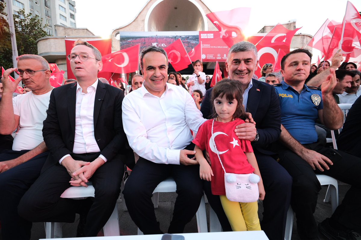 abalin's tweet photo. Sular Vadisi'nde bu gece bize uyumak yok...

Tıpkı bundan 10 yıl önce, 15 Temmuz gecesinde olduğu gibi; bugün de aynı inançla, aynı kararlılıkla, omuz omuza, yan yanayız.
Sular Vadisi'nde kıymetli komşularımızla bir araya gelerek, milletimizin destan yazdığı o kutlu direnişi bir kez daha yâd ediyor; milli iradeye sahip çıkma destanımızı hep birlikte yaşatıyoruz.

O gece tankların karşısına imanıyla, cesaretiyle ve vatan sevdasıyla dimdik duran aziz şehitlerimizin ruhlarına Kur'an-ı Kerim tilavetiyle dualar ediyor, gazilerimize şükranlarımızı sunuyoruz.

Kıymetli hocamız Mustafa Karataş’ın gönüllerimize dokunan sohbetiyle, 15 Temmuz ruhunu yeniden hissediyor; birlik ve beraberliğimizin en büyük gücümüz olduğunu bir kez daha idrak ediyoruz.
Çünkü biliyoruz ki; bu aziz millet, söz konusu vatan olduğunda aynı safta buluşmayı, aynı bayrağın altında kenetlenmeyi her zaman başaracaktır.

#ZaferBizim #İradeBizim #15Temmuz #Milliİrade #Başakşehir