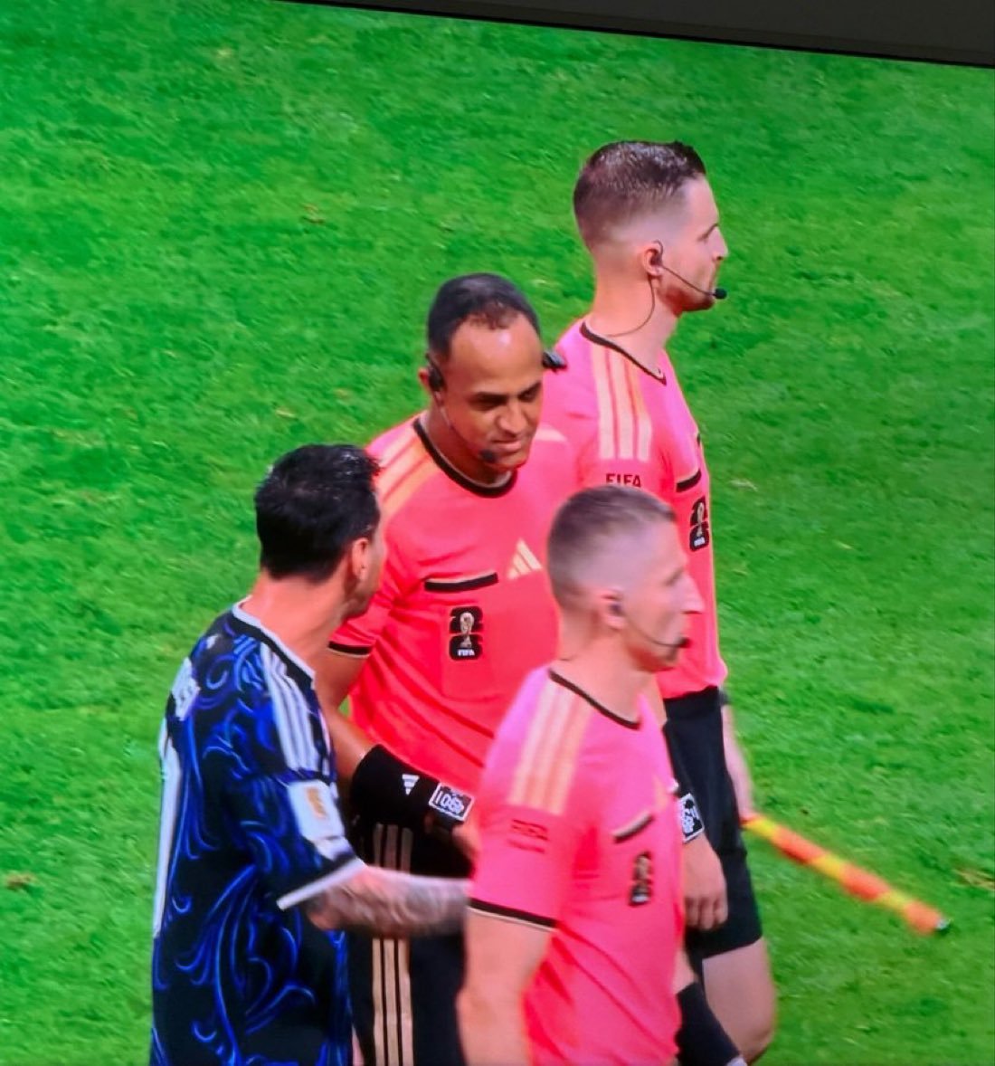 AdriRM33's tweet photo. Messi dando instrucciones al árbitro para Ia segunda parte.

SE VIENE 🤭 https://t.co/emNFHRaoyE