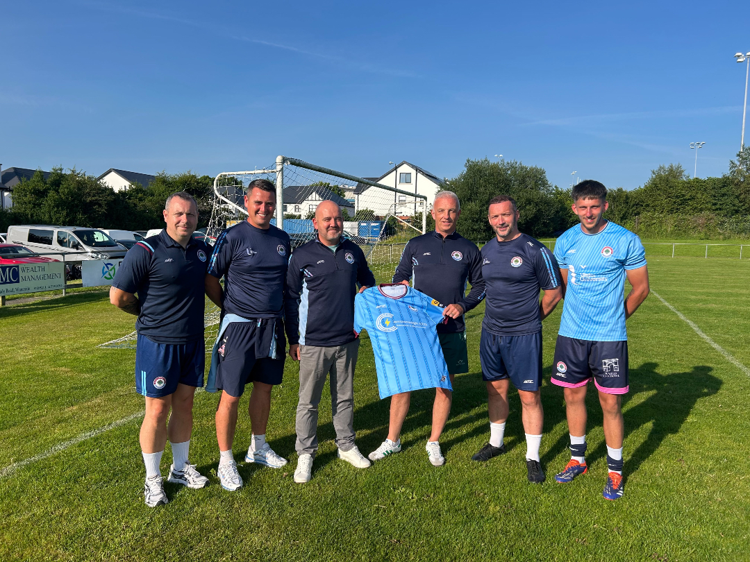 Institute_FC's tweet photo. 🤝 Welcome, Carrowreagh Ltd! 🩵

We're delighted to announce Carrowreagh Ltd as our new Main Club Sponsor.

Ahead of tonight's friendly vs Carrowreagh Celtic, Shane met with our Board and first-team squad to launch the partnership.

🔗 https://t.co/fzGRSxUYfb

#CmonTheStute https://t.co/GzoesezuvK