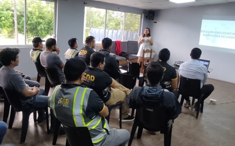 Pastaza_IESS's tweet photo. #IESSteInforma | La Unidad de Riesgos del Trabajo capacitó a colaboradores de 2️⃣ empresas, Servicios AEROFOR S.A. e ITEC, en prevención de riesgos psicosociales.

¡Fomentamos entornos laborales seguros y saludables para el bienestar de los trabajadores! ✅ https://t.co/6GL39LCJKI