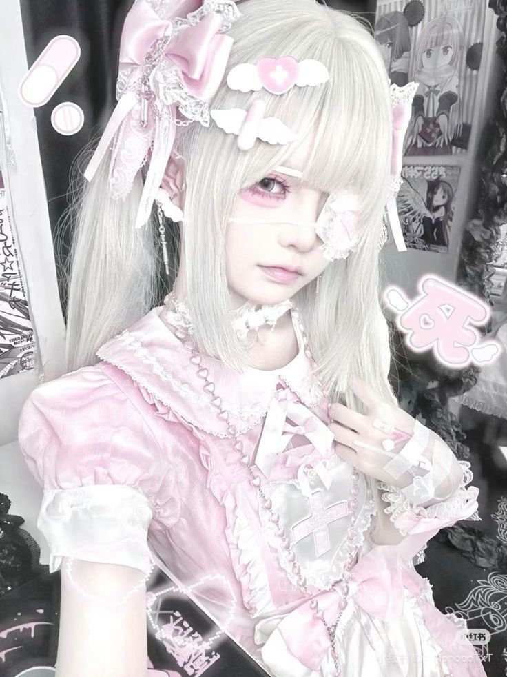SH10Nerve's tweet photo. Menhera kei tends to focus on more dark-cute and striking style, like this >> while our sickcore/sick angel style is much softer and pastel contrasting with the medical theme and accessories >.< https://t.co/8VRb134qR9