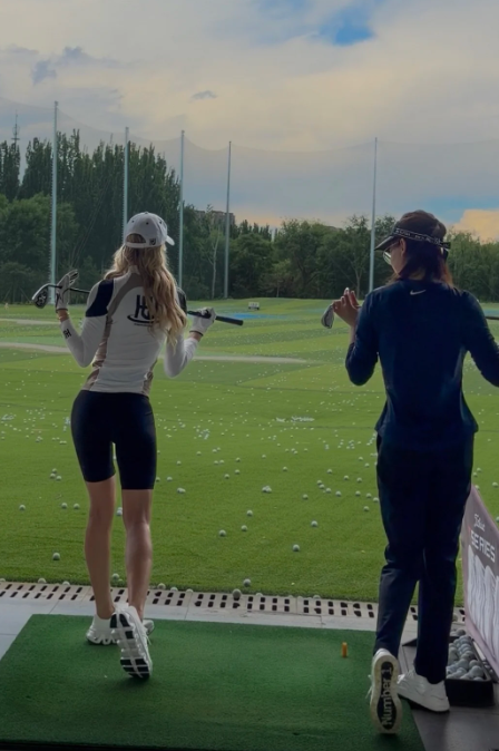 eblanshaa's tweet photo. Golfing 🏌️💚⛳️
@HUMANUNIFORM @BBT Classy, comfy, and sent with love. Sunday (and my wardrobe) is saved. ✨💚 #golf #golfing #golfoutfit #girl #otd #sunshine #sport https://t.co/cgLF8T53RT