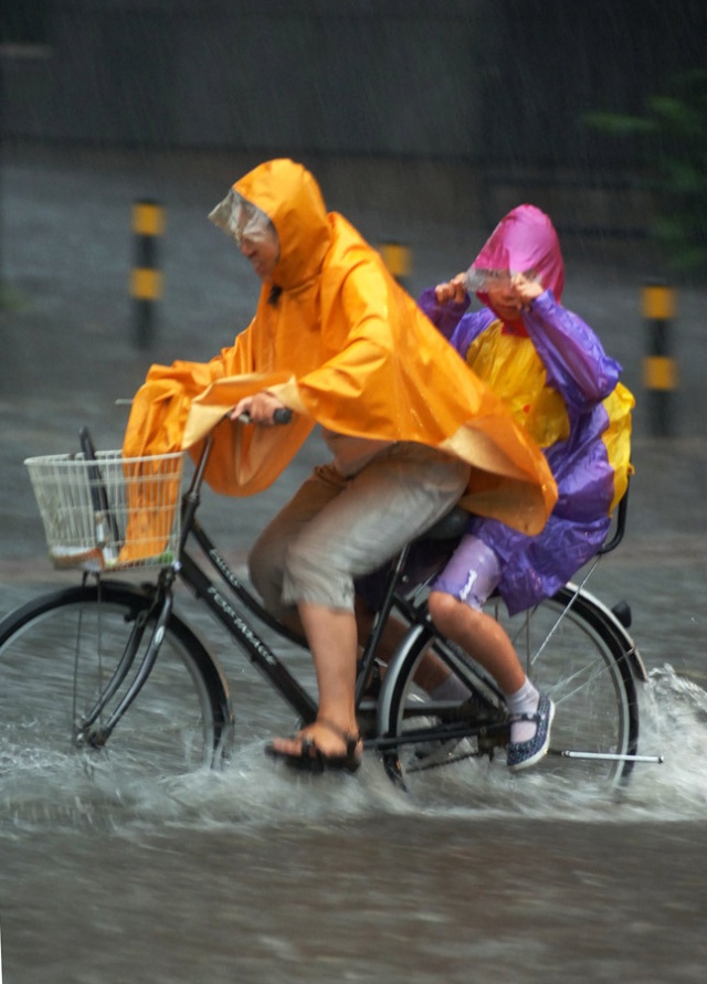 dndustnr1's tweet photo. A stranger helped me fix my broken bike on a rainy street today—no words needed, just a warm smile and a quick fix. Restored my faith in small kindnesses. Thanks, kind person!， https://t.co/tp5VwmcUto