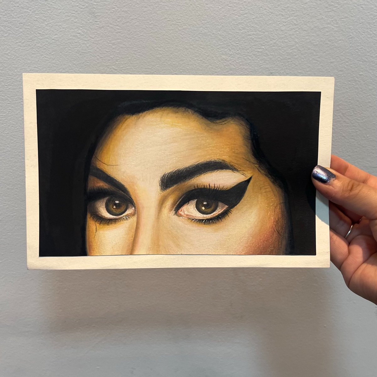 lyg1a's tweet photo. “amy’s eyes” (2026)
em lápis de cor 
20x13
a venda

#amywinehouse #arte #fy @amywinehouse https://t.co/TXjLm2PrI5