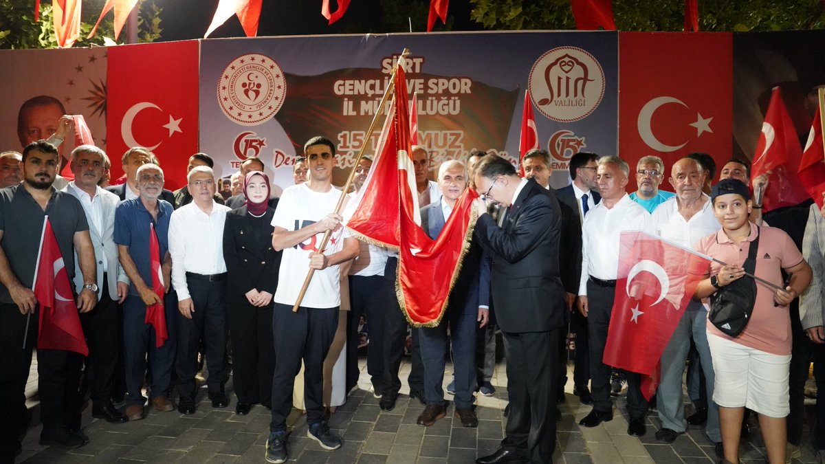 GSB_Siirt's tweet photo. 15 Temmuz Şehitleri Sancak Koşusu ilimizde gururla gerçekleştirildi! 🏃‍♂️🇹🇷

​Sporcularımızın Şehitlik'ten taşıdığı kutsal sancağımız, Valimiz Sayın Dr. Kemal Kızılkaya'ya teslim edildi. Aziz şehitlerimizi rahmet, kahraman gazilerimizi minnetle anıyoruz. https://t.co/1kUWWdYcMp