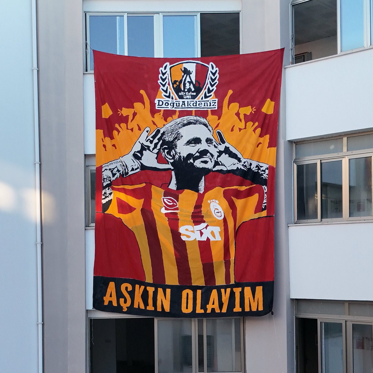 uAUNIDAU's tweet photo. Sevgili Mauro,

Bugün ayrılıktan değil, mirastan söz ediyoruz.

Artık Galatasaray formasını giymiyor olman, kalbimizdeki yerini değiştirmeyecek. Çünkü sen, 7’den 70’e her Galatasaraylının gönlünde taht kurdun. https://t.co/pZoB6HfN5w