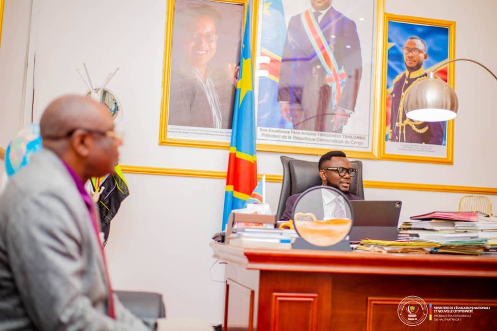 Tonton_Donald_'s tweet photo. #URGENT
 | ÉDUCATION | HAUT-KATANGA 1

L'honorable Professeur  @JTshiend agit en véritable homme d'État : le SYNEPA soutient la suspension temporaire du Complexe Scolaire Les Amis d'Anuarite 3 après une audience avec le PROVED.

Dans le cadre de la défense des intérêts des enseignants des écoles privées agréées, le président national du Syndicat National des Enseignants des Écoles Privées Agréées (SYNEPA), M. Alain Kiesse, a été reçu ce mercredi 15 juillet par le directeur provincial de l'Éducation du Haut-Katanga 1, l'honorable Professeur Joseph Mwinkeu Tshiend.

Préoccupé par la situation des enseignants affectés par la suspension temporaire du Complexe Scolaire Les Amis d'Anuarite 3, situé à Mulao, dans la commune Annexe, le président du SYNEPA est venu obtenir des éclaircissements sur les motivations de cette décision.

À l'issue de cet échange, M. Alain Kiesse a reconnu le bien-fondé de cette mesure couvrant une année scolaire, estimant que l'établissement s'était effectivement écarté des valeurs fondamentales de l'éducation. Il a salué la fermeté du PROVED, qualifiant cette décision de courageuse et nécessaire pour lutter contre les antivaleurs qui compromettent la qualité de l'enseignement.

Par cette action, l'honorable Professeur Joseph Mwinkeu Tshiend réaffirme son engagement en faveur d'une éducation de qualité et son attachement à la vision du Président de la République, Son Excellence @fatshi13

Cellule de communication
@DeniseNyakeru
@educationweek @Anthony_Nkinz @TinaSalama2 @Presidence_RDC #EPST #HautKatanga1 #JosephMwinkeuTshiend #SYNEPA #QualitéDeLEnseignement