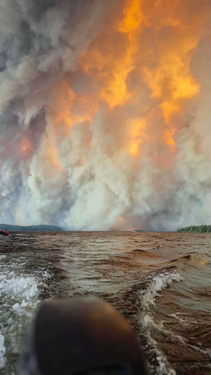 JayGenXer's tweet photo. 🚨 This is what it looks like when a government fails its own people!

Right now, northwestern Ontario is burning. Over 100 active wildfires. Mandatory evacuations in Armstrong, Collins First Nation, Whitesand First Nation, Lac des Mille Lacs, and surrounding communities. Some of these places have no road access — families are fleeing by boat, watching their entire world disappear behind walls of fire and smoke.

This photo was taken by people escaping Collins, Ontario. Look at it. That’s not just smoke. That’s a province on fire while Ottawa plays politics.

And once again, the most vulnerable are left scrambling. In remote areas, emergency plans for pets are almost nonexistent. Shelters are full. Transporting a 90+ lb dog in the middle of chaos is nearly impossible. These dogs didn’t ask for this. They’re paying the price for years of neglect — no real investment in prevention, no serious forest management, no water bombers when we needed them most.

Meanwhile, billions keep flowing to other countries while our own north burns and our own people are forced to run for their lives.

Southern Ontario is now choking on the smoke as a daily reminder. This isn’t someone else’s problem. This is Canada.

Every dog deserves a plan. Every Canadian deserves leaders who actually protect this country instead of virtue-signalling while it burns.

If you can help — foster, transport, donate, or share — the rescues on the ground need it right now.

This didn’t have to be this bad. But here we are.

#OntarioWildfires #cdnpoli #WildfireCrisis #NorthernOntario