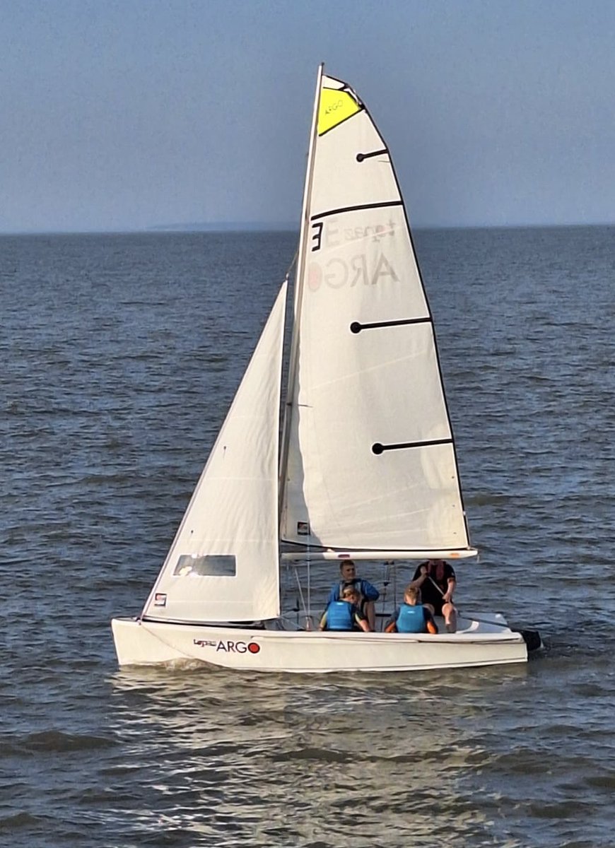 Watchetscouts's tweet photo. Tuesday evening our #RNSeaScouts were afloat on the #BristolChannel #dinghysailing helming our larger @toppersailboats #Argo’s .#BravoZulu @RYA @SomersetScouts @MoorsAndCoastal @scouts https://t.co/GwjuZ4WJmL