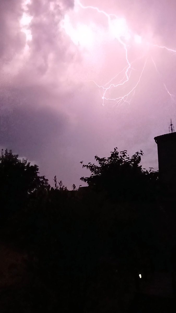 alomick's tweet photo. @MeteoExpress  quelques photos d'éclair sur Savasse (26) https://t.co/jRovf8aPYF