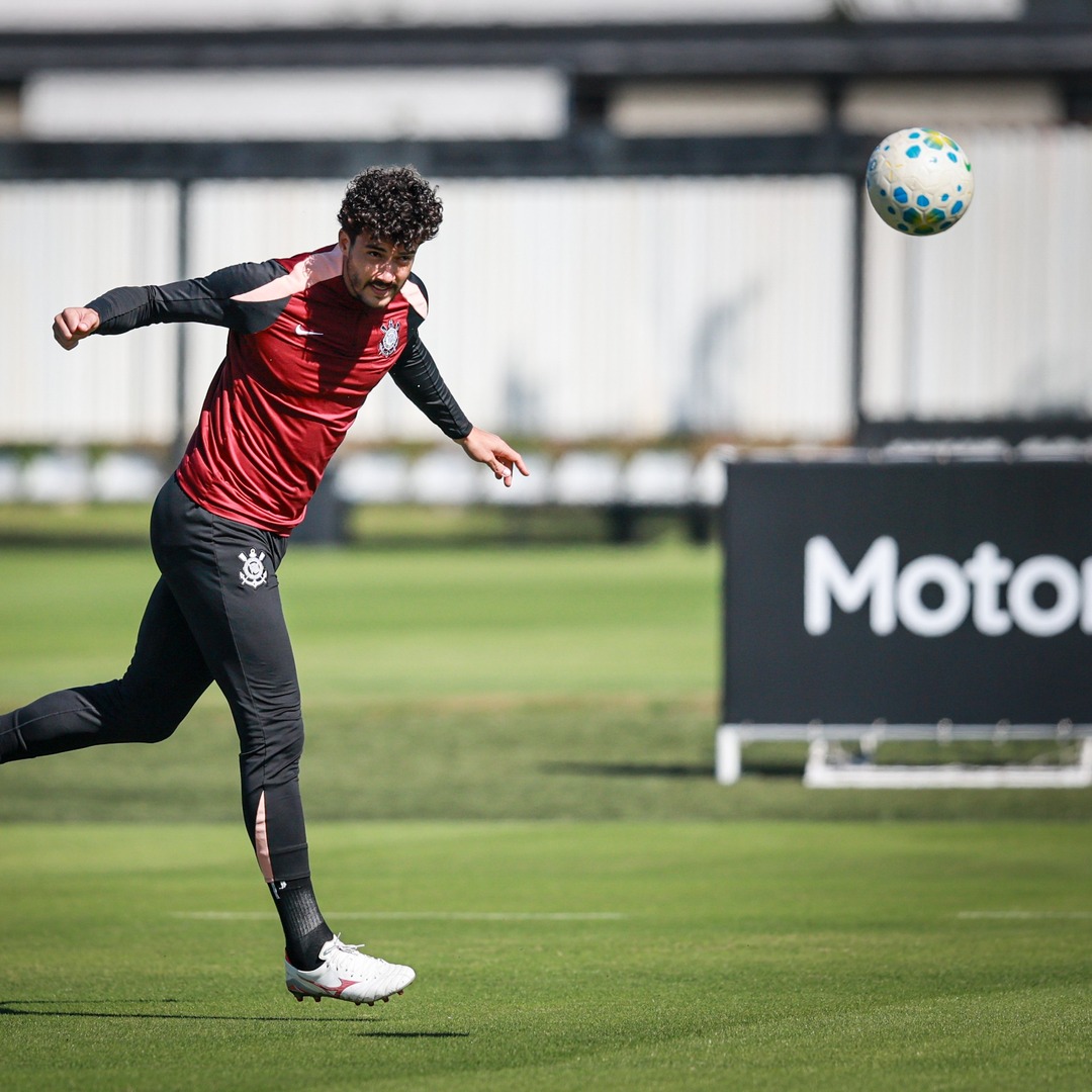 _sccpnews's tweet photo. ⚫⚪ | O zagueiro Gustavo Henrique retornou aos treinos do Corinthians após ter sido poupado no amistoso do último domingo, por motivos de controle de carga e desconforto na região do quadril. Enquanto isso, os jogadores Hugo e Vitinho começaram a se readaptar ao campo de jogo.

De acordo com as informações fornecidas pelo clube, o técnico Fernando Diniz conduziu a atividade em duas fases distintas. Na primeira parte, os atletas trabalharam aspectos técnicos em um circuito composto por quatro estações, que incluíam exercícios de passe, cruzamentos, finalizações e confrontos entre dois jogadores contra outros dois.

📸 | Rodrigo Gazzanel/ Ag. Corinthians