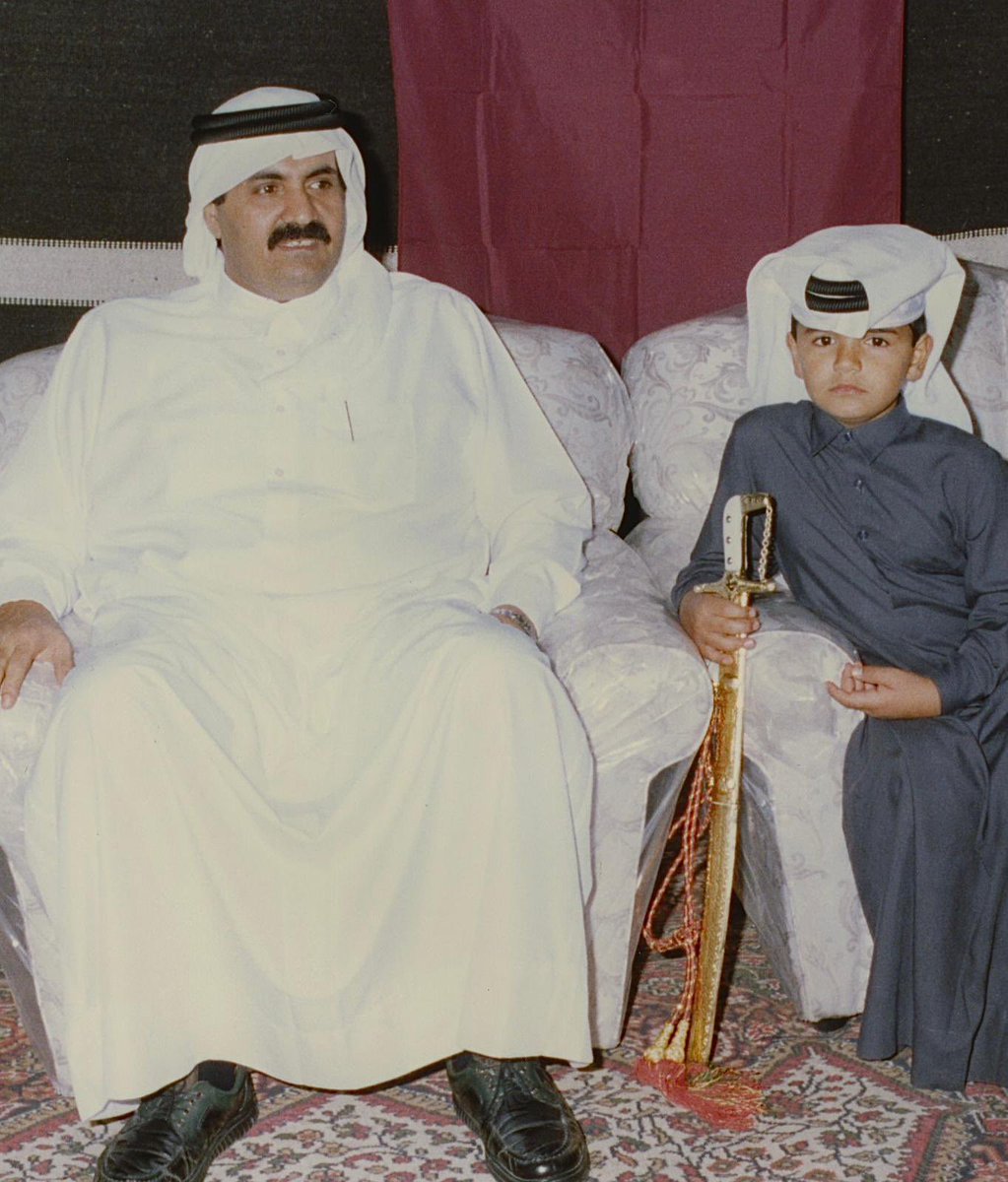 JoaanBinHamad's tweet photo. بسم الله الرحمن الرحيم

بمزيد من الرضا والتسليم لمشيئة الله تعالى، ننعى الوالد والمثل الأعلى والموجّه، سيدي صاحب السمو الأمير الوالد الشيخ حمد بن خليفة آل ثاني يرحمه الله.
 لقد ودعنا رجلا اختصر في مسيرته كبرياء أمة ونهضة دولة، وشعبا لم يكن يفارق خياله وعقله يوما فجعل من اسم الوطن عنوانا للمجد والريادة في كل محفل.

حظيتُ بالنشأة في مدرسته والاستظلال بظله فلم يكن مجرد قائد أدار دفة الحكم بحكمة واقتدار، بل كان نموذجا في العطاء الصامت والأبوة الحانية التي اتسعت لشعبه قبل أبنائه. وإن أثمن ما أملك وأكبر إنجاز أعتز به في حياتي هو أنني عشت معه وتنفست من فيض حكتمه، وكم يتملكني الفخر والامتنان اليوم أن عيالي وأحفاده الذين أتيحت لهم بركة العيش معه والاقتراب منه في آخر سنوات عمره قد لحقوا بنبع هذه المدرسة العظيمة وأنه كان لهم موجها ومعلما لينهلوا من قيمه ومبادئه الراسخة التي ستبقى محفورة في وجدانهم.

لقد بدأ مسيرته في كفاح ونضال طويلين شقّ بهما الصعاب ليصنع واقعا كريما لبلدنا فلم يلتفت يوما للمستحيل ولكنه حوّل الأحلام البعيدة بعزيمته الصادقة وقوة إرادته إلى حقيقة نعيشها اليوم، وحتى في الأيام التي كان فيها حاكما وتحت وطأة مسؤولياته الجسام تجاه أمة بأكملها، لم يشغله ذلك عن بيته وأسرته فكان يقتطع من وقته ليغمرنا برحمته ولطفه الشديدين، وكان في هيبته وعظمته إنسانا بسيطا جدا يأسر القلوب بقربه وتواضعه الكبير.

تعلمنا في مجلسه أن القيادة مسؤولية وأمانة وأن كرامة الأوطان تبنى بالإخلاص والتضحية وتصان بالثبات على المبادئ. ولم تكن تربيته لنا تخلو من الحزم الأبوي عند عثراتنا ليقوّم مسارنا ويعلمنا الصواب ويصنع منا رجالا قادرين على مواجهة الحياة وحمل الأمانة.

 أشعر اليوم بالامتنان العميق لأنني كنت تلميذا وخادما له وأني كنت محظوظا في هذه الدنيا لكوني نشأت ابنا له في عائلته الصغيرة وابناً له أيضاً في أسرته الكبيرة كمواطن قطري عاش تحت قيادته التاريخية.

وإنني كمواطن قطري قبل أن أكون ابنا، أرفع العزاء والمواساة لكل بيت في هذه الأرض فقد كان رحمه الله أبا حقيقيا لكل "هل قطر" ومن يعيش على أرضها يعرفهم حق المعرفة ويعرف عوائلهم وآباءهم ويذكرهم بجميل مآثرهم. لقد كان نهجه "قطر قبل الكل" وهي عقيدته ومبدأه الذي عاش ومات عليها فكما قال بلسانه يوماً: "هي أول ما وقعت عليه العين، وأول ما التصق به الخيال". لذلك، تتماهى اليوم أحزاننا كعائلة وتذوب في فاجعة وطن بأكمله يبكي والده وقائده.
 ورغم أن الجسد قد غاب فإنه حي فينا لم يمت باقٍ بإرثه ومبادئه وسيرته العطرة التي لا يطويها الغياب، ورغم إن هذا الرحيل المفجع يترك في نفوسنا فراغا عظيما لا تسده الكلمات فإن عهدنا الصادق له هو أن نستمر على مسيرته ونصون هذا الإرث العظيم الذي تركه أمانة في أعناقنا. وتستمر دولة قطر اليوم بخطى ثابتة وعزيمة راسخة تحت القيادة الحكيمة لسيدي حضرة صاحب السمو الشيخ تميم بن حمد آل ثاني أمير البلاد المُفدى، حفظه الله، الذي يواصل حمل الأمانة بالنهج السديد ذاته لتبقى رايتنا دائما عالية شامخة.

أسأل الله العلي القدير أن يتغمد فقيد الوطن الكبير وباني نهضته بواسع رحمته وغفرانه وأن يتقبله في عليين مع الأنبياء والصديقين وأن يجزيه عن قطر وعن الأمتين العربية والإسلامية خير ما يجزي عباده المخلصين.

يرحل الأبرار وتبقى مآثرهم حية، ونعاهدك يا ملهم الوطن أن نظل على عهد الوفاء نكمل المسيرة لتبقى بلادنا دائما كما أردتها.. أولا، وقبل كل شيء.

(إِنَّا لِلَّهِ وَإِنَّا إِلَيْهِ رَاجِعُونَ)