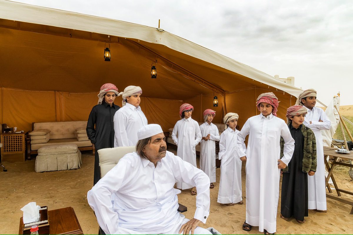 JoaanBinHamad's tweet photo. بسم الله الرحمن الرحيم

بمزيد من الرضا والتسليم لمشيئة الله تعالى، ننعى الوالد والمثل الأعلى والموجّه، سيدي صاحب السمو الأمير الوالد الشيخ حمد بن خليفة آل ثاني يرحمه الله.
 لقد ودعنا رجلا اختصر في مسيرته كبرياء أمة ونهضة دولة، وشعبا لم يكن يفارق خياله وعقله يوما فجعل من اسم الوطن عنوانا للمجد والريادة في كل محفل.

حظيتُ بالنشأة في مدرسته والاستظلال بظله فلم يكن مجرد قائد أدار دفة الحكم بحكمة واقتدار، بل كان نموذجا في العطاء الصامت والأبوة الحانية التي اتسعت لشعبه قبل أبنائه. وإن أثمن ما أملك وأكبر إنجاز أعتز به في حياتي هو أنني عشت معه وتنفست من فيض حكتمه، وكم يتملكني الفخر والامتنان اليوم أن عيالي وأحفاده الذين أتيحت لهم بركة العيش معه والاقتراب منه في آخر سنوات عمره قد لحقوا بنبع هذه المدرسة العظيمة وأنه كان لهم موجها ومعلما لينهلوا من قيمه ومبادئه الراسخة التي ستبقى محفورة في وجدانهم.

لقد بدأ مسيرته في كفاح ونضال طويلين شقّ بهما الصعاب ليصنع واقعا كريما لبلدنا فلم يلتفت يوما للمستحيل ولكنه حوّل الأحلام البعيدة بعزيمته الصادقة وقوة إرادته إلى حقيقة نعيشها اليوم، وحتى في الأيام التي كان فيها حاكما وتحت وطأة مسؤولياته الجسام تجاه أمة بأكملها، لم يشغله ذلك عن بيته وأسرته فكان يقتطع من وقته ليغمرنا برحمته ولطفه الشديدين، وكان في هيبته وعظمته إنسانا بسيطا جدا يأسر القلوب بقربه وتواضعه الكبير.

تعلمنا في مجلسه أن القيادة مسؤولية وأمانة وأن كرامة الأوطان تبنى بالإخلاص والتضحية وتصان بالثبات على المبادئ. ولم تكن تربيته لنا تخلو من الحزم الأبوي عند عثراتنا ليقوّم مسارنا ويعلمنا الصواب ويصنع منا رجالا قادرين على مواجهة الحياة وحمل الأمانة.

 أشعر اليوم بالامتنان العميق لأنني كنت تلميذا وخادما له وأني كنت محظوظا في هذه الدنيا لكوني نشأت ابنا له في عائلته الصغيرة وابناً له أيضاً في أسرته الكبيرة كمواطن قطري عاش تحت قيادته التاريخية.

وإنني كمواطن قطري قبل أن أكون ابنا، أرفع العزاء والمواساة لكل بيت في هذه الأرض فقد كان رحمه الله أبا حقيقيا لكل "هل قطر" ومن يعيش على أرضها يعرفهم حق المعرفة ويعرف عوائلهم وآباءهم ويذكرهم بجميل مآثرهم. لقد كان نهجه "قطر قبل الكل" وهي عقيدته ومبدأه الذي عاش ومات عليها فكما قال بلسانه يوماً: "هي أول ما وقعت عليه العين، وأول ما التصق به الخيال". لذلك، تتماهى اليوم أحزاننا كعائلة وتذوب في فاجعة وطن بأكمله يبكي والده وقائده.
 ورغم أن الجسد قد غاب فإنه حي فينا لم يمت باقٍ بإرثه ومبادئه وسيرته العطرة التي لا يطويها الغياب، ورغم إن هذا الرحيل المفجع يترك في نفوسنا فراغا عظيما لا تسده الكلمات فإن عهدنا الصادق له هو أن نستمر على مسيرته ونصون هذا الإرث العظيم الذي تركه أمانة في أعناقنا. وتستمر دولة قطر اليوم بخطى ثابتة وعزيمة راسخة تحت القيادة الحكيمة لسيدي حضرة صاحب السمو الشيخ تميم بن حمد آل ثاني أمير البلاد المُفدى، حفظه الله، الذي يواصل حمل الأمانة بالنهج السديد ذاته لتبقى رايتنا دائما عالية شامخة.

أسأل الله العلي القدير أن يتغمد فقيد الوطن الكبير وباني نهضته بواسع رحمته وغفرانه وأن يتقبله في عليين مع الأنبياء والصديقين وأن يجزيه عن قطر وعن الأمتين العربية والإسلامية خير ما يجزي عباده المخلصين.

يرحل الأبرار وتبقى مآثرهم حية، ونعاهدك يا ملهم الوطن أن نظل على عهد الوفاء نكمل المسيرة لتبقى بلادنا دائما كما أردتها.. أولا، وقبل كل شيء.

(إِنَّا لِلَّهِ وَإِنَّا إِلَيْهِ رَاجِعُونَ)