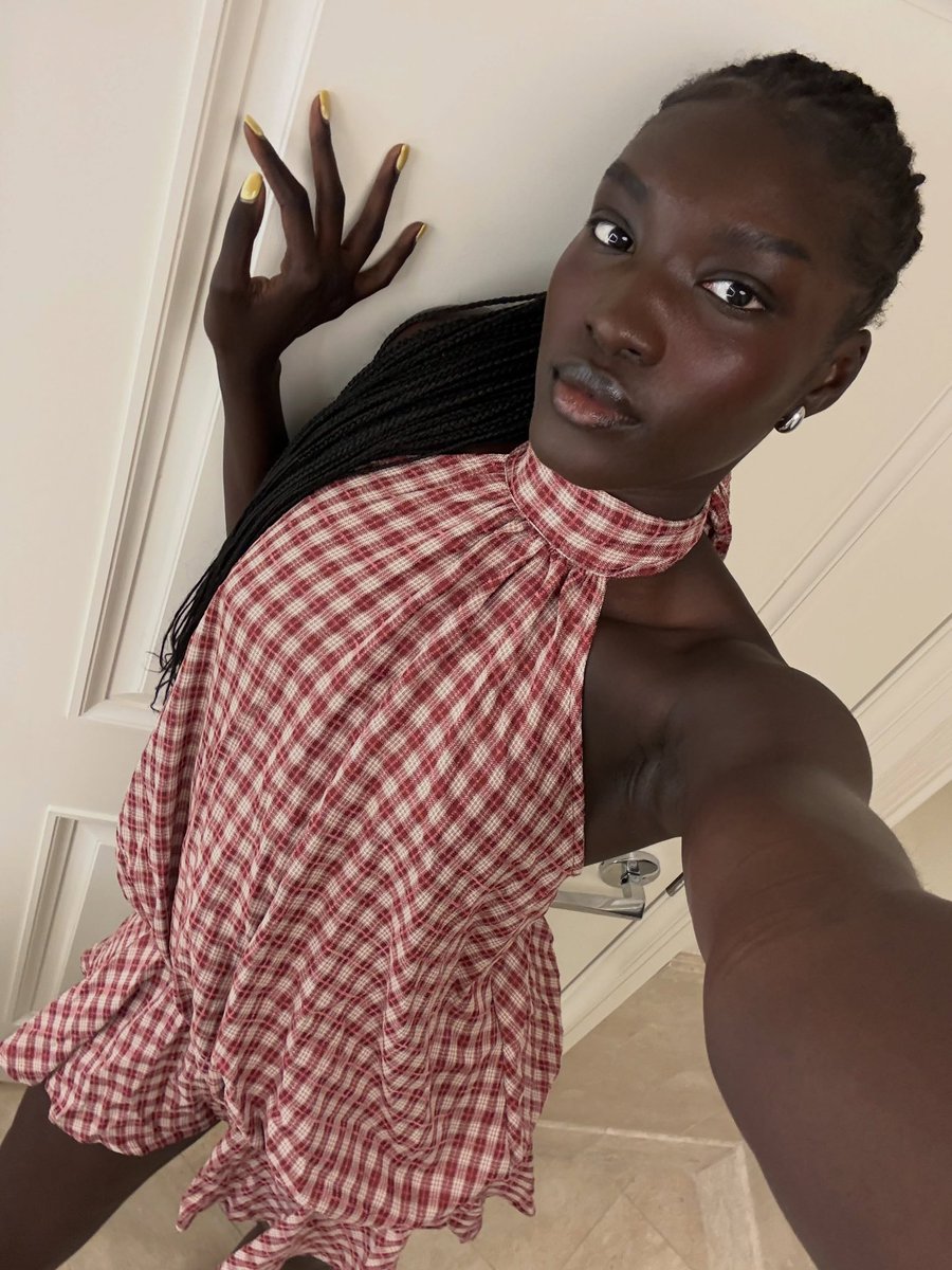 9uckles's tweet photo. oh awak the gorgeous women you are whew 😍 https://t.co/oXTSWQb7DD