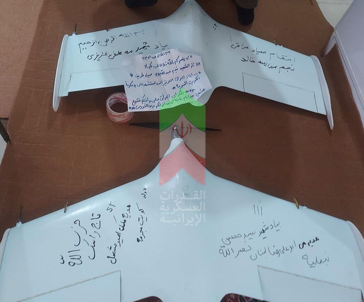 ahmadslmanz's tweet photo. هدية عدد من أفراد القوة الجوفضائية في حرس الثورة الإسلامية لروح الشهيد العراقي نجم عبد الله خالد الذي اغتالته الحكومة الكويتية مؤخرا فضلا عن أرواح كافة الشهداء. 

الصور تظهر جزءا من سرب المسيرات الانتحارية التي دكت القواعد الأميركية في الكويت قبل قليل. https://t.co/o3JBqKnar8