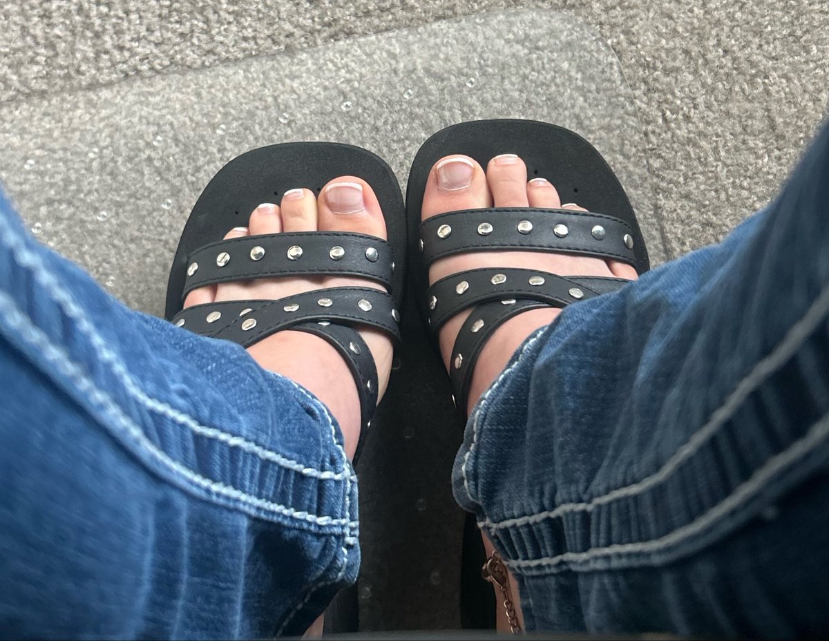 luvrheav's tweet photo. pretty petite feet that totally won’t drain u https://t.co/elT4NCapb7