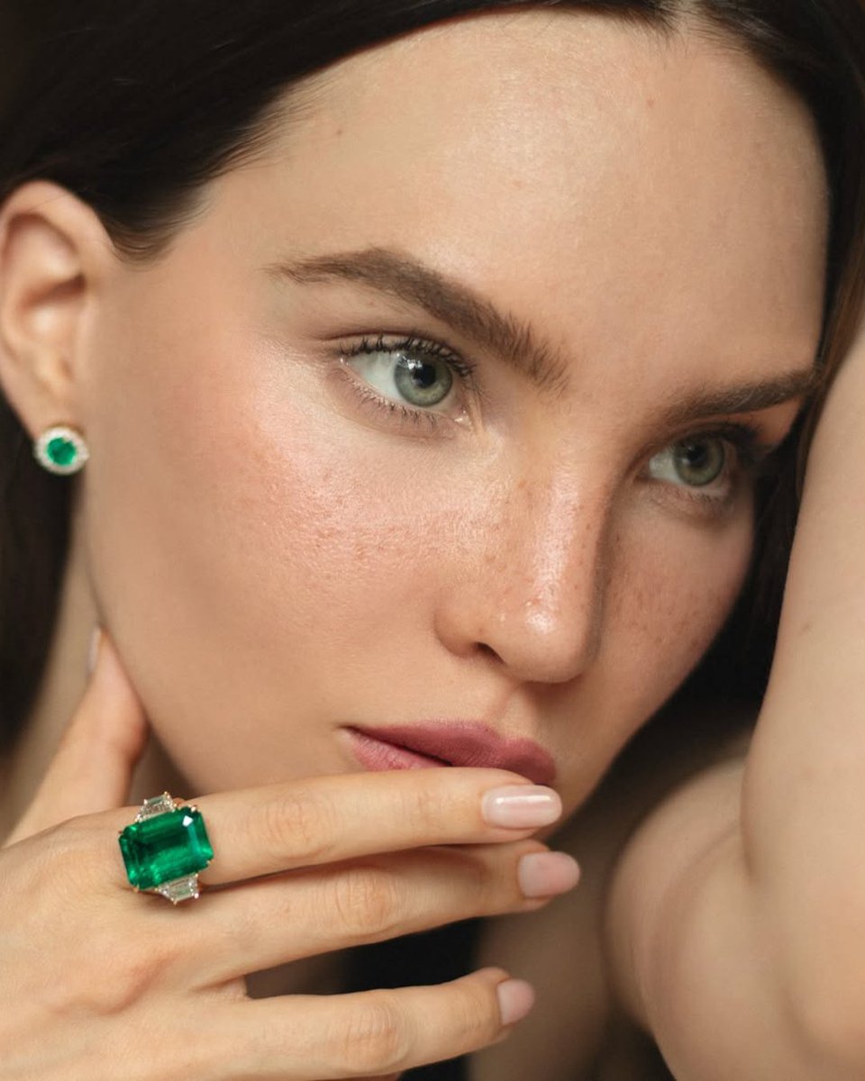 PublinewsGT's tweet photo. Belinda reaparece con un anillo de esmeralda que quita el aliento 💍✨💚 Su precio dejó a todos sus fans sorprendidos…
Detalles en la nota 📌
https://t.co/Q8WGLwuu9D
#Belinda #JoyasDeLujo #Esmeralda #ImpactoTotal https://t.co/ETaYlAprVw