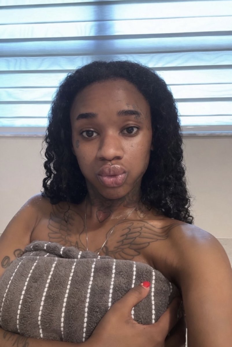 spicymoonhub_'s tweet photo. Sexy red without makeup 💄 https://t.co/W1C5VLnQgA