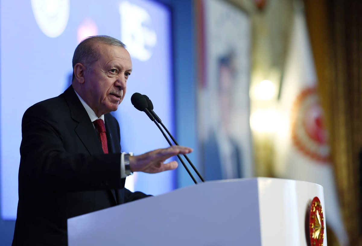 TanrikuluSalih's tweet photo. 15 Temmuz Demokrasi ve Millî Birlik Günü'nün onuncu yıl dönümünde Cumhurbaşkanımız Sayın @RTErdogan'ın teşrifleriyle TBMM ve Başkent Millet Bahçesinde düzenlenen programlara iştirak ettik.

Sayın Cumhurbaşkanımızın ifade ettiği üzere; "10 yıl önce olduğu gibi bugün de biriz, beraberiz, hep birlikte tek yürek ve tek bileğiz.

FETÖ kaynaklı tehdit karantinaya alınmış olmakla birlikte FETÖ tehlikesi hâlen devam etmektedir.

Yalanı su gibi içen, bukalemun gibi sürekli renk değiştiren böylesine sinsi bir yapıyla mücadele asla rehavete gelmez, tavsamayı hiçbir surette kaldırmaz.

Demokrasinin imkânlarını kullanıp kurumların içine sızarak güç devşiren, fırsatını bulduğu ilk anda da kendi insanına silah doğrultan habis bir zihniyetle karşı karşıya olduğumuzu hiçbir zaman unutmamalıyız.

Unutursak 86 milyonun emanetine hakkıyla sahip çıkmamış oluruz.

O yüzden unutmayacağız, dikkatli olacağız, tetikte olacağız, müteyakkız olacağız, örgütle mücadelede gardımızı bir an olsun düşürmeyeceğiz.

Zalime merhamet etmek, mazluma zulmetmek demektir."

#15Temmuz 
#ZaferBizim