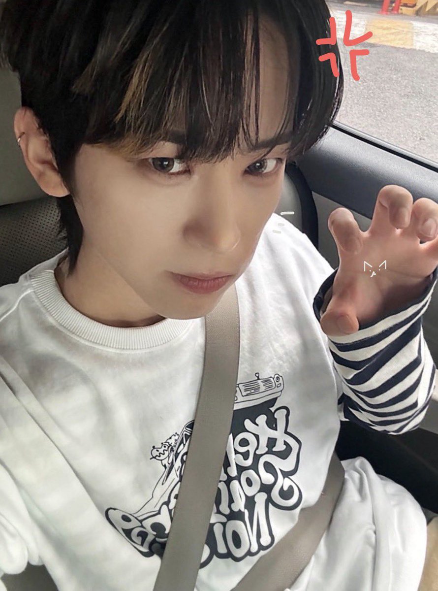 enfpyapper's tweet photo. He is so cute >< 💕 #엔카이브 #NCV #NCHIVE #E_aN @nchiveofficial https://t.co/RkJt4IVG1Y