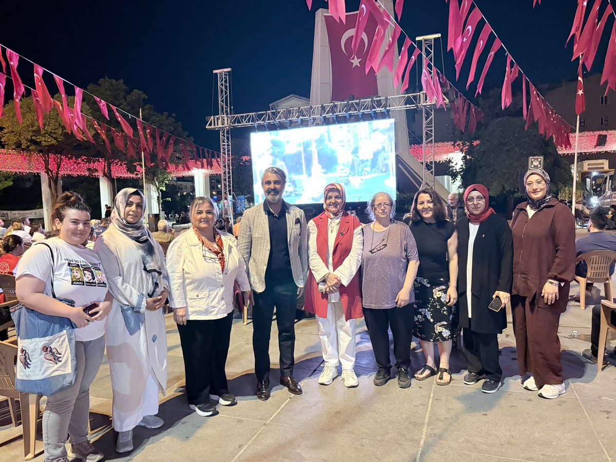 Ramazan_denli81's tweet photo. On yıl önce, milletimizin iradesine kasteden hain darbe girişiminin yaşandığı o karanlık gecede de Bakırköy Özgürlük Meydanı’ndaydık. Bugün de aynı inanç, aynı ruh ve aynı kararlılıkla yine aynı meydandayız.

Yönetim Kurulu üyelerimizle birlikte, 15 Temmuz Demokrasi ve Millî Birlik Programı’nda yerimizi aldık.

Bakırköy Kaymakamımız @RecaiKaral , AK Parti Genel Merkez MKYK Üyemiz @mehmetumur_ AK Parti Bakırköy İlçe Başkanımız @AvAhmetKuran , AK Parti İl Başkan Yardımcılarımız @yasirceliktr ve @Umurburak , ilçe protokolümüz ve kıymetli hemşehrilerimizin katılımıyla aziz şehitlerimizi rahmetle, kahraman gazilerimizi minnet ve şükranla yâd ettik.

15 Temmuz; milletimizin imanıyla, cesaretiyle ve birlik ruhuyla yazdığı destanın adıdır. O gece de buradaydık, bugün de buradayız. Millî iradeye, demokrasimize ve vatanımıza sahip çıkmaya dün olduğu gibi bugün de devam edeceğiz.

Unutmadık, unutturmayacağız. O gece de meydandaydık, bugün de aynı kararlılıkla nöbetteyiz. #15Temmuz #ZaferBizim 
@abdullahozdemir @halimaksu @hakanpolattimur @AyanNilhan @mustafademir @RTErdogan