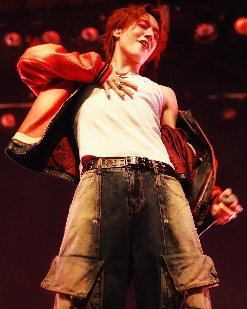 aghababe's tweet photo. you can tell what song he's performing here ❤️‍🔥 #yugyeom #유겸 https://t.co/DWtjZpfwS9
