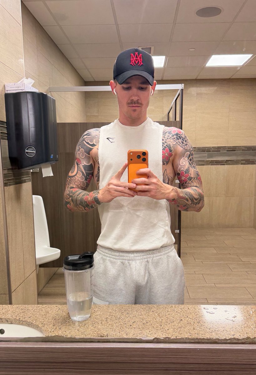Duhhstyy's tweet photo. My overabundance of tattoos makes up for my lack of muscles https://t.co/egfRmD1D4d