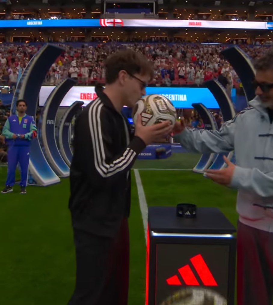 Indie5051's tweet photo. Charlie Heaton puso el balón  inicial del partido entre Inglaterra y Argentina https://t.co/h385TW3NtK