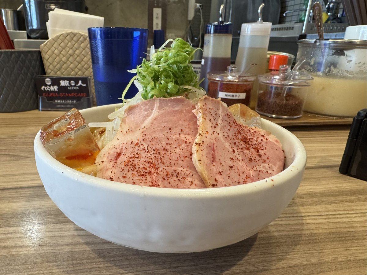meganenomaeda's tweet photo. くじら食堂nonowa東小金井店@ks01540154 
◇限定 冷やし味噌中華 1,100円

仄かな辛み＋酸味にコク深い旨みの味噌ダレ、プリッとしてツルツルのストレート細麺。こりゃマジで旨い😆 箸が止まりません🥢🈵

低温調理豚肩ロースチャーシュー、細メンマ、シャキシャキのもやしと九条ねぎ。

この暑さに最高の限定冷やし中華‼️
マジでオススメです☺️💯💕
#くじら食堂nonowa東小金井店 #限定ラーメン #冷やし中華 #味噌冷やし中華 #名店 #最高に美味い #自家製麺