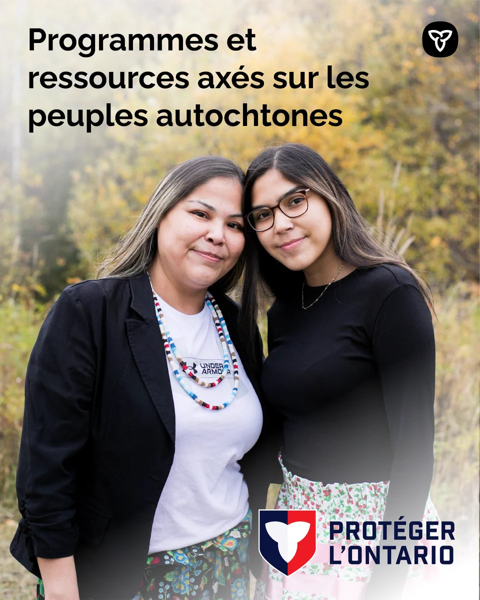 Deux femmes autochtones debout à l'extérieur. Le texte indique : Ressources axés pour les peuples autochtones