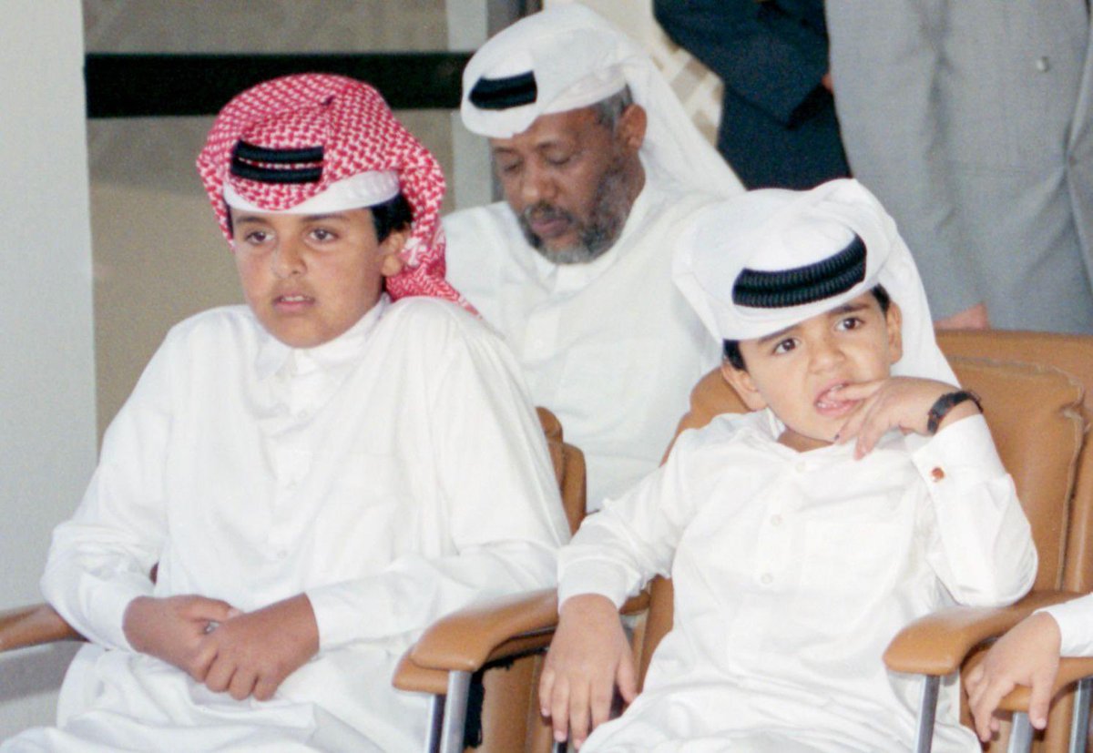 alraya_n's tweet photo. سعادة الشيخ جوعان بن حمد آل ثاني رئيس اللجنة الأولمبية القطرية، عبر منصة "𝕏": 
بسم الله الرحمن الرحيم

بمزيد من الرضا والتسليم لمشيئة الله تعالى، ننعى الوالد والمثل الأعلى والموجّه، سيدي صاحب السمو الأمير الوالد الشيخ حمد بن خليفة آل ثاني يرحمه الله.
 لقد ودعنا رجلا اختصر في مسيرته كبرياء أمة ونهضة دولة، وشعبا لم يكن يفارق خياله وعقله يوما فجعل من اسم الوطن عنوانا للمجد والريادة في كل محفل.

حظيتُ بالنشأة في مدرسته والاستظلال بظله فلم يكن مجرد قائد أدار دفة الحكم بحكمة واقتدار، بل كان نموذجا في العطاء الصامت والأبوة الحانية التي اتسعت لشعبه قبل أبنائه. وإن أثمن ما أملك وأكبر إنجاز أعتز به في حياتي هو أنني عشت معه وتنفست من فيض حكتمه، وكم يتملكني الفخر والامتنان اليوم أن عيالي وأحفاده الذين أتيحت لهم بركة العيش معه والاقتراب منه في آخر سنوات عمره قد لحقوا بنبع هذه المدرسة العظيمة وأنه كان لهم موجها ومعلما لينهلوا من قيمه ومبادئه الراسخة التي ستبقى محفورة في وجدانهم.

لقد بدأ مسيرته في كفاح ونضال طويلين شقّ بهما الصعاب ليصنع واقعا كريما لبلدنا فلم يلتفت يوما للمستحيل ولكنه حوّل الأحلام البعيدة بعزيمته الصادقة وقوة إرادته إلى حقيقة نعيشها اليوم، وحتى في الأيام التي كان فيها حاكما وتحت وطأة مسؤولياته الجسام تجاه أمة بأكملها، لم يشغله ذلك عن بيته وأسرته فكان يقتطع من وقته ليغمرنا برحمته ولطفه الشديدين، وكان في هيبته وعظمته إنسانا بسيطا جدا يأسر القلوب بقربه وتواضعه الكبير.

تعلمنا في مجلسه أن القيادة مسؤولية وأمانة وأن كرامة الأوطان تبنى بالإخلاص والتضحية وتصان بالثبات على المبادئ. ولم تكن تربيته لنا تخلو من الحزم الأبوي عند عثراتنا ليقوّم مسارنا ويعلمنا الصواب ويصنع منا رجالا قادرين على مواجهة الحياة وحمل الأمانة.

 أشعر اليوم بالامتنان العميق لأنني كنت تلميذا وخادما له وأني كنت محظوظا في هذه الدنيا لكوني نشأت ابنا له في عائلته الصغيرة وابناً له أيضاً في أسرته الكبيرة كمواطن قطري عاش تحت قيادته التاريخية.

وإنني كمواطن قطري قبل أن أكون ابنا، أرفع العزاء والمواساة لكل بيت في هذه الأرض فقد كان رحمه الله أبا حقيقيا لكل "هل قطر" ومن يعيش على أرضها يعرفهم حق المعرفة ويعرف عوائلهم وآباءهم ويذكرهم بجميل مآثرهم. لقد كان نهجه "قطر قبل الكل" وهي عقيدته ومبدأه الذي عاش ومات عليها فكما قال بلسانه يوماً: "هي أول ما وقعت عليه العين، وأول ما التصق به الخيال". لذلك، تتماهى اليوم أحزاننا كعائلة وتذوب في فاجعة وطن بأكمله يبكي والده وقائده.
 ورغم أن الجسد قد غاب فإنه حي فينا لم يمت باقٍ بإرثه ومبادئه وسيرته العطرة التي لا يطويها الغياب، ورغم إن هذا الرحيل المفجع يترك في نفوسنا فراغا عظيما لا تسده الكلمات فإن عهدنا الصادق له هو أن نستمر على مسيرته ونصون هذا الإرث العظيم الذي تركه أمانة في أعناقنا. وتستمر دولة قطر اليوم بخطى ثابتة وعزيمة راسخة تحت القيادة الحكيمة لسيدي حضرة صاحب السمو الشيخ تميم بن حمد آل ثاني أمير البلاد المُفدى، حفظه الله، الذي يواصل حمل الأمانة بالنهج السديد ذاته لتبقى رايتنا دائما عالية شامخة.

أسأل الله العلي القدير أن يتغمد فقيد الوطن الكبير وباني نهضته بواسع رحمته وغفرانه وأن يتقبله في عليين مع الأنبياء والصديقين وأن يجزيه عن قطر وعن الأمتين العربية والإسلامية خير ما يجزي عباده المخلصين.

يرحل الأبرار وتبقى مآثرهم حية، ونعاهدك يا ملهم الوطن أن نظل على عهد الوفاء نكمل المسيرة لتبقى بلادنا دائما كما أردتها.. أولا، وقبل كل شيء.

(إِنَّا لِلَّهِ وَإِنَّا إِلَيْهِ رَاجِعُونَ)