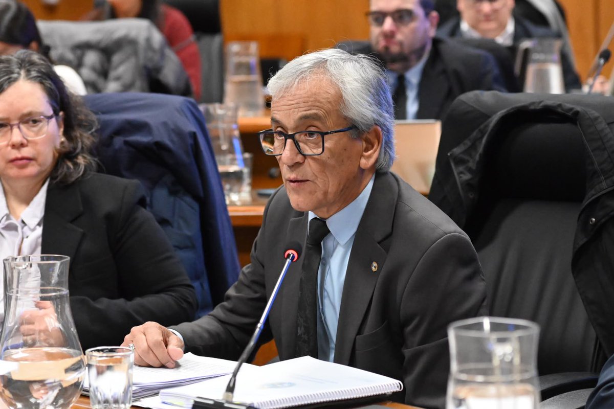 pabloabdala66's tweet photo. Rendición de cuentas. Comparecieron la Oficina del Servicio Civil (ayer) y el Ministerio de Trabajo (hoy). 
La ONSC demostró escasa solvencia y total ajenidad a los temas de la rendición de cuentas. La Oficina "especializada" del estado estuvo totalmente por fuera de las decisiones referidas a  cientos de cargos que se suprimen en todos los ministerios.
La comparecencia del MTSS dejó en evidencia que no hay sintonía con Economía en varios temas. Afaps, preaviso en los despidos, ocupación de los lugares de trabajo, por ejemplo. Por los dichos y, sobre todo, por los silencios.
Un gobierno, varias agendas.