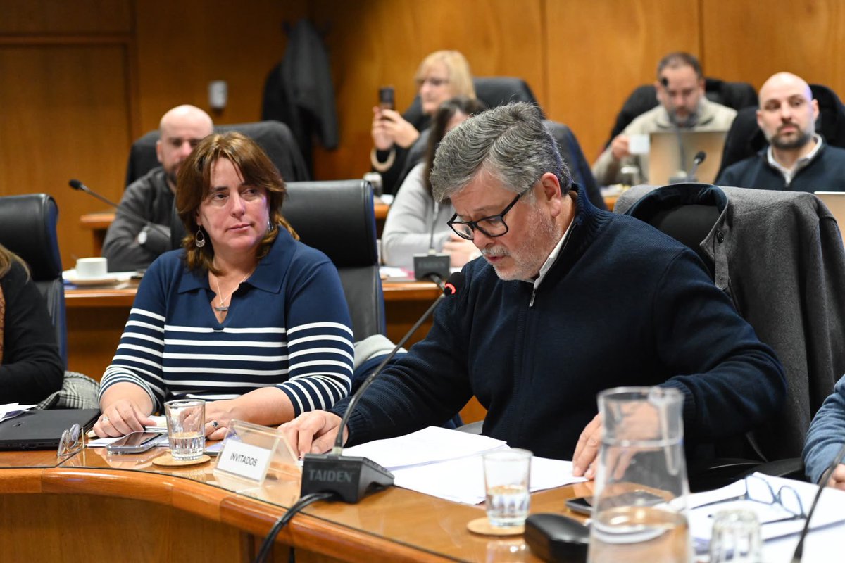 pabloabdala66's tweet photo. Rendición de cuentas. Comparecieron la Oficina del Servicio Civil (ayer) y el Ministerio de Trabajo (hoy). 
La ONSC demostró escasa solvencia y total ajenidad a los temas de la rendición de cuentas. La Oficina "especializada" del estado estuvo totalmente por fuera de las decisiones referidas a  cientos de cargos que se suprimen en todos los ministerios.
La comparecencia del MTSS dejó en evidencia que no hay sintonía con Economía en varios temas. Afaps, preaviso en los despidos, ocupación de los lugares de trabajo, por ejemplo. Por los dichos y, sobre todo, por los silencios.
Un gobierno, varias agendas.