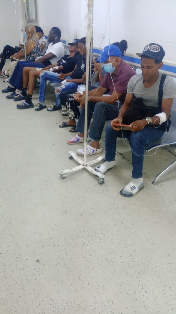 CarlosPenard's tweet photo. Hoy miércoles 15  de Julio del 2026, a las 4:10 de la tarde así se encuentra el hospital Moscoso Puello: Dominicanos con suero en los pasillos ¿Nos merecemos los dominicanos eso?

Les propongo algo diferente en GenS.

Luís Abinader y el Cartel del Narcotráfico llamado PRM son lo peor que le ha pasado a RD.
#SNSAvanza