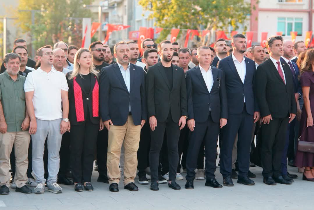 karadayi_'s tweet photo. 15 Temmuz Demokrasi ve Millî Birlik Günü Anma Etkinlikleri kapsamında düzenlenen çelenk sunma töreni ile ardından gerçekleştirilen Millî Birlik Yürüyüşü'ne katılım sağladık.

Aziz şehitlerimizi rahmetle, kahraman gazilerimizi minnet ve şükranla yâd ediyoruz.

#ZaferBizim https://t.co/s9BjlzG5OJ