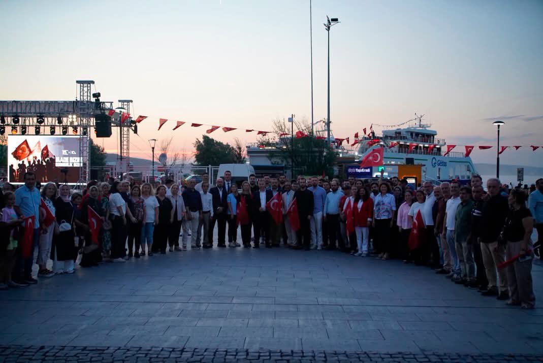 karadayi_'s tweet photo. 15 Temmuz Demokrasi ve Millî Birlik Günü Anma Etkinlikleri kapsamında düzenlenen çelenk sunma töreni ile ardından gerçekleştirilen Millî Birlik Yürüyüşü'ne katılım sağladık.

Aziz şehitlerimizi rahmetle, kahraman gazilerimizi minnet ve şükranla yâd ediyoruz.

#ZaferBizim https://t.co/s9BjlzG5OJ