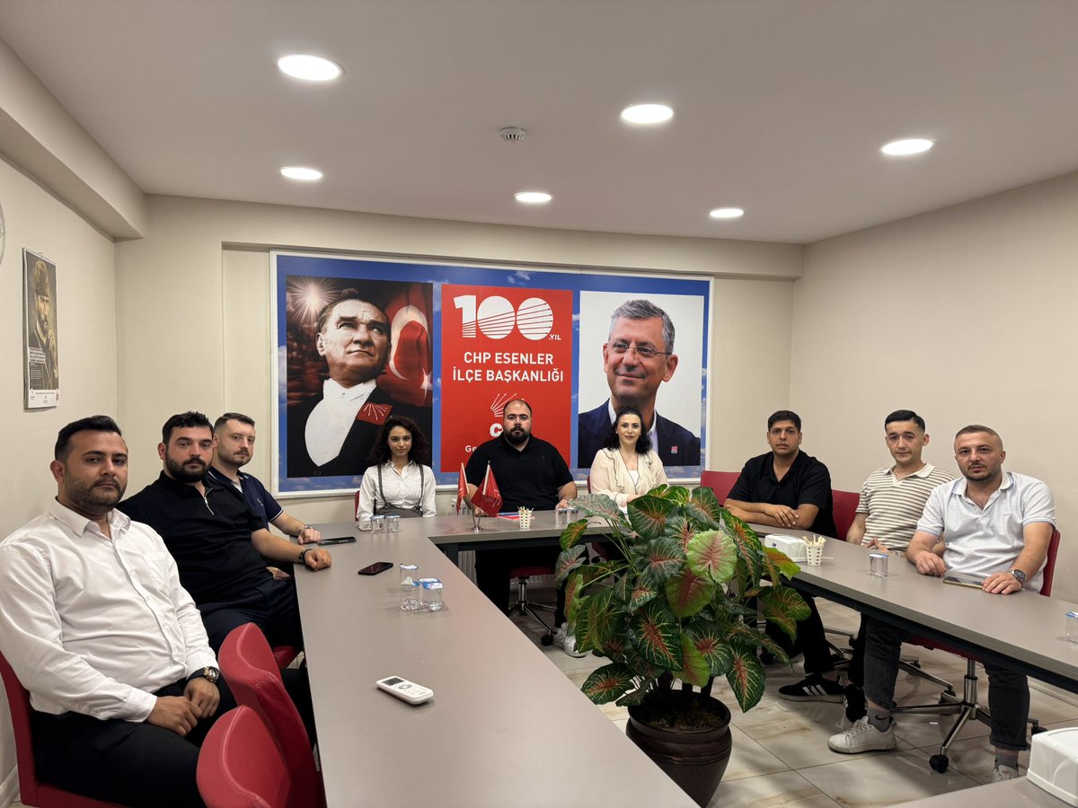 chpgencesenler's tweet photo. CHP Esenler Gençlik Örgütü olarak yönetim kurulu toplantımızı gerçekleştirdik.

Toplantımızda ülkemizin ve partimizin gündemine ilişkin değerlendirmelerde bulunarak, önümüzdeki dönem çalışmalarımız hakkında fikir alışverişi yaptık ve yol haritamızı belirledik.

Birlik ve dayanışma içinde, örgütlü mücadelemizi kararlılıkla sürdürmeye devam edeceğiz.