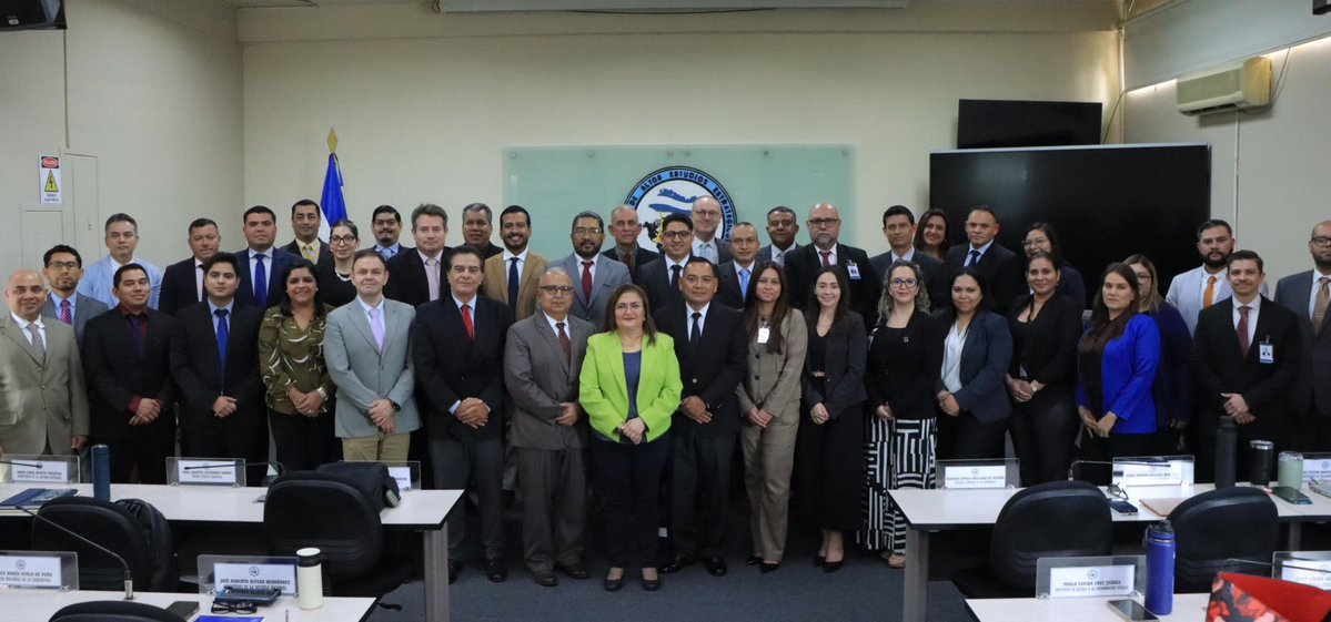 PDDHElSalvador's tweet photo. La #ProcuradoraDDHH @RaqueldeGuevara impartió conferencia magistral sobre #DDHH a quienes cursan el Curso de Seguridad y Desarrollo Nacional del Colegio de Altos Estudios Estratégicos #CAEE de @FUERZARMADASV, donde explicó los pilares fundamentales de su Mandato Constitucional. https://t.co/vzrwmQLbI9