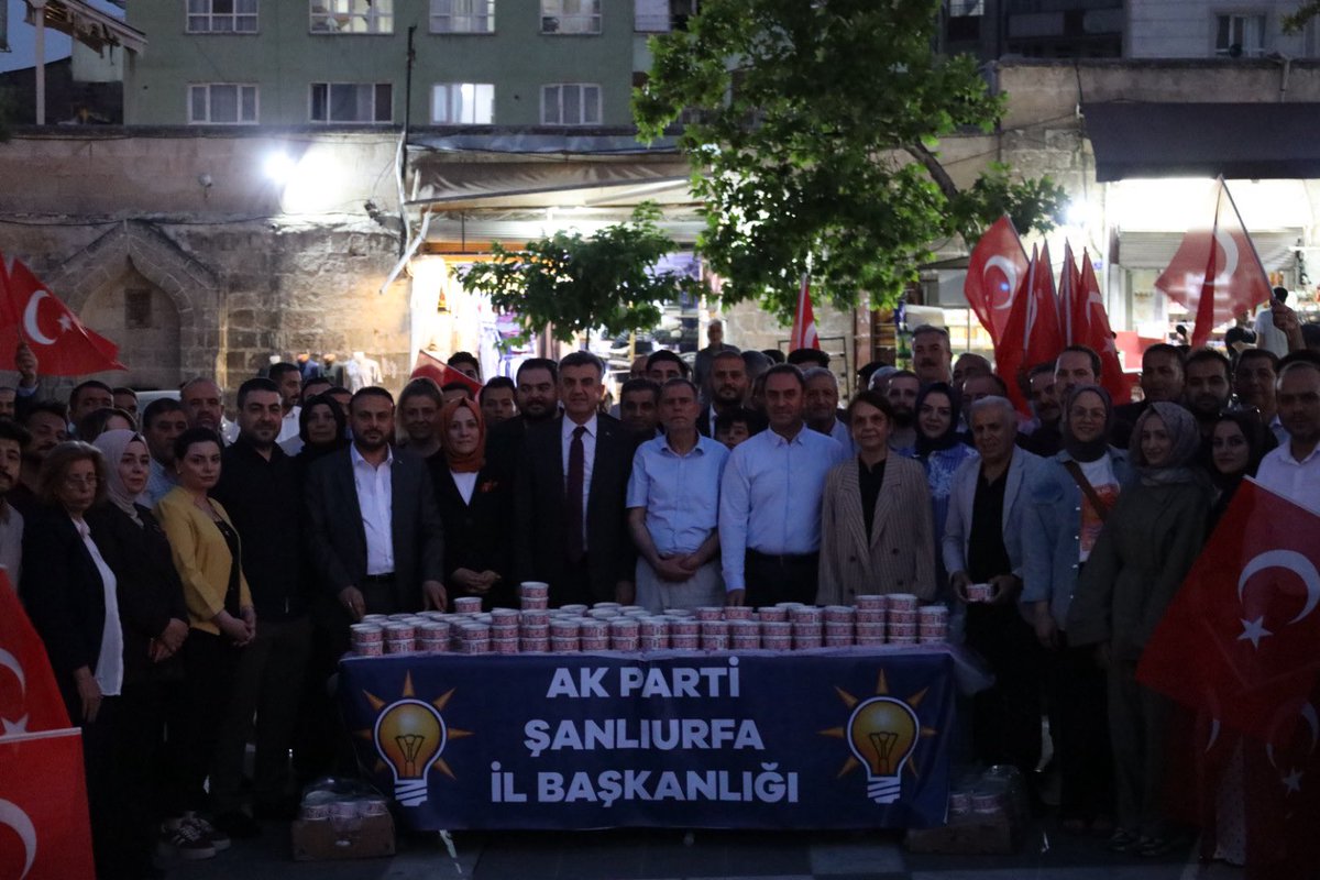 akgencliksurfa's tweet photo. Aşure; paylaşmanın, dayanışmanın, birlik ve beraberliğin en güzel simgelerinden biridir.

15 Temmuz Demokrasi ve Millî Birlik Günü vesilesiyle İl Başkanımız @milhamigunbegi , İl Gençlik Kollarımız, İl Kadın Kolları Başkanımız @zehraAy063, 3 Kademe Merkez İlçe Başkanlarımız ile il ve ilçe teşkilatlarımızın katılımıyla kıymetli hemşehrilerimize aşure ikramında bulunduk.

Birlik ve beraberliğimizi pekiştiren bu anlamlı günde bizlerle olan tüm hemşehrilerimize teşekkür ediyor, Yüce Rabbimizden milletimizin huzurunu, kardeşliğini ve devletimizin bekasını daim eylemesini niyaz ediyoruz.

#15TemmuzDemokrasiVeMilliBirlikGünü #Akgençlik 

@avyusufibis @bybekirbozdag @osmannazlier @ferdisenel25 @furkankucukk_
