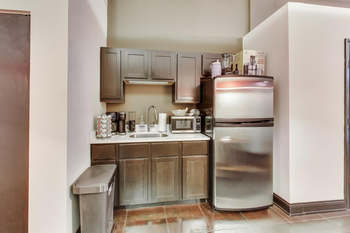 StraussChicago's tweet photo. SALE PRICE REDUCED! Beautiful modern office condo for sale for $350K in Bucktown! Contact: Adam or David 773.736.3600 https://t.co/gcHNW1thPP https://t.co/PualAshTIX