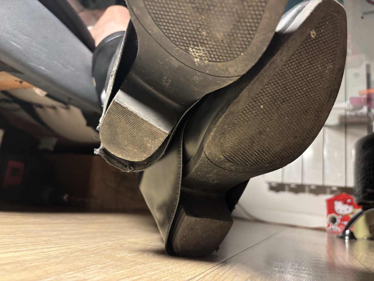 lou_GG7's tweet photo. #pied #fetish #toutou #wouaf #soumis alors qui oserait se mettre sous mes bottes ? https://t.co/ZmJm9XYvtj