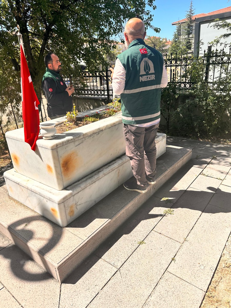 NezirDernegi's tweet photo. 15 Temmuz vesilesiyle şehitliklerimizi ziyaret ederek şehitlerimiz için dualar ettik. 

Rabbimiz birliğimizi daim, istikametimizi muhafaza eylesin.

Şehitlerimizin makamları âli olsun. https://t.co/mKbsONfM2s