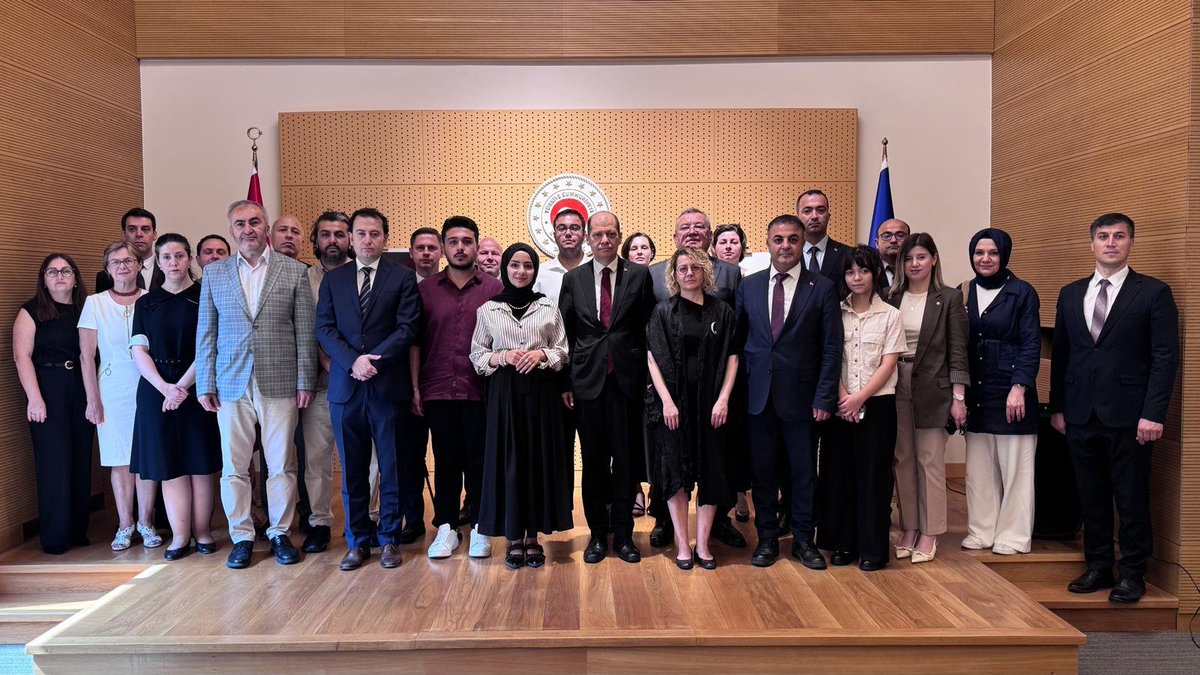 TC_KisinevBE's tweet photo. 15 Temmuz Demokrasi ve Milli Birlik Günü’nde Büyükelçiliğimizde ve Çadır Lunga şehrinde bulunan 15 Temmuz şehitlerimizin isimlerinin yer aldığı anıtta anma etkinlikleri düzenlenmiştir. Şehitlerimizi rahmetle anıyor, gazilerimize şükranlarımızı sunuyoruz.

#İradeBizimZaferBizim 🇹🇷 https://t.co/ocdzT1GayK