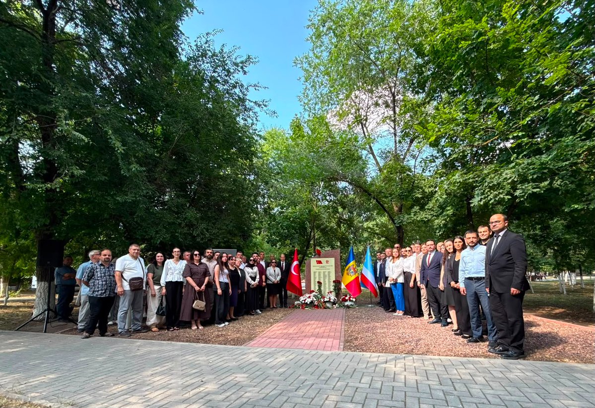 TC_KisinevBE's tweet photo. 15 Temmuz Demokrasi ve Milli Birlik Günü’nde Büyükelçiliğimizde ve Çadır Lunga şehrinde bulunan 15 Temmuz şehitlerimizin isimlerinin yer aldığı anıtta anma etkinlikleri düzenlenmiştir. Şehitlerimizi rahmetle anıyor, gazilerimize şükranlarımızı sunuyoruz.

#İradeBizimZaferBizim 🇹🇷 https://t.co/ocdzT1GayK